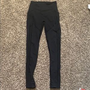 Black lululemon leggings w/ pockets- size 6, 28in